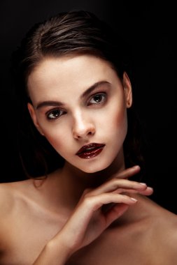 Güzel esmer kadın yüzü