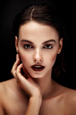 Güzel esmer kadın yüzü