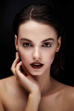 Güzel esmer kadın yüzü