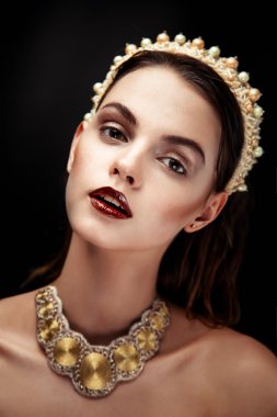 Güzel esmer kadın yüzü