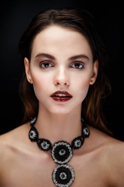 Güzel esmer kadın yüzü