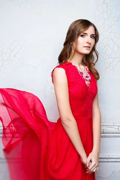Kvinna i fladdrande röd klänning — Stockfoto