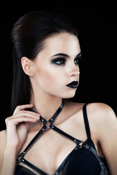 Vrouwelijke model met donkere gothic make-up — Stockfoto