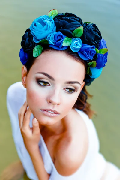 Donna sensuale in corona floreale — Foto Stock
