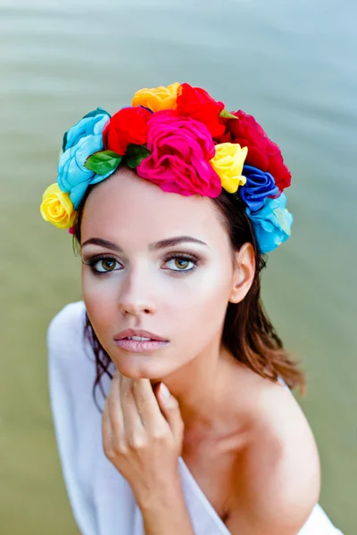 Donna sensuale in corona floreale — Foto Stock