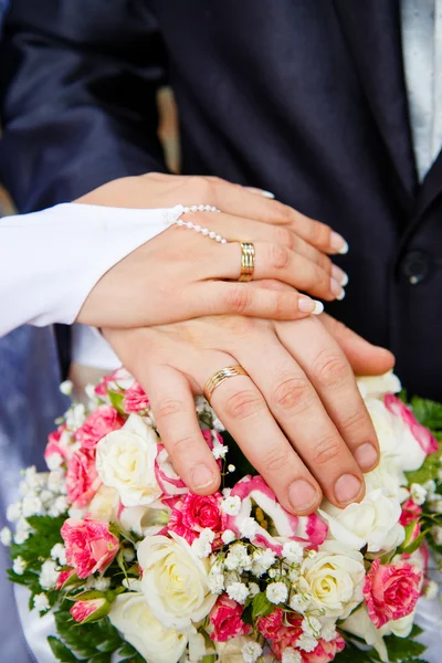 Anelli sposa e sposo — Foto Stock