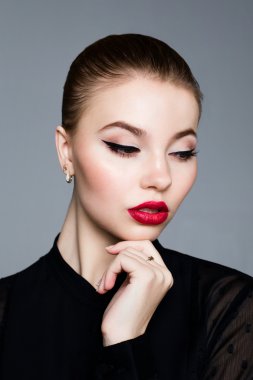 Güzel esmer kadın yüzü