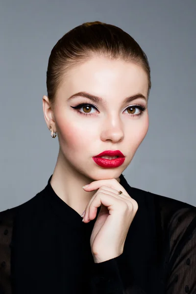 Pretty brunette female face — Stock Photo, Image