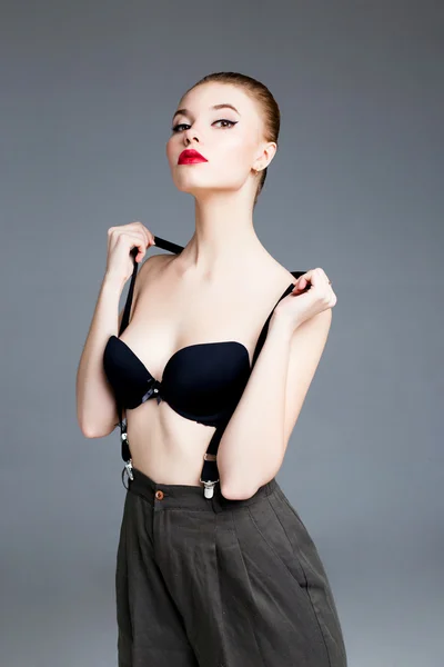 Kvinnlig modell iklädd BH och hängslen — Stockfoto