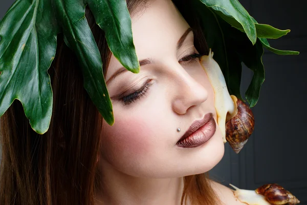 Atrakcyjna kobieta z ślimaki — Zdjęcie stockowe
