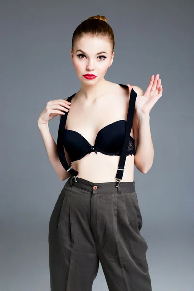 Modello femminile con reggiseno e bretelle — Foto Stock