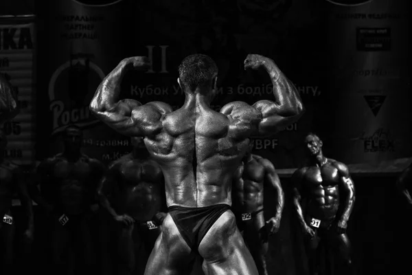Muskulös bodybuilder poserar — Stockfoto