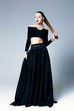 Siyah giysili kadın modeli