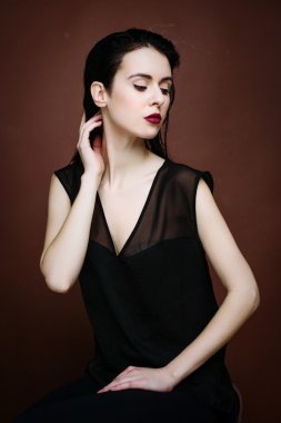 Güzel esmer kadın modeli