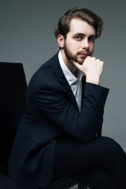 Takım Elbiseli Yakışıklı Adam