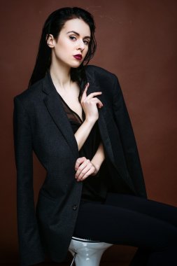 Güzel esmer kadın modeli