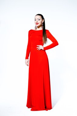 Kırmızı elbiseli güzel manken.