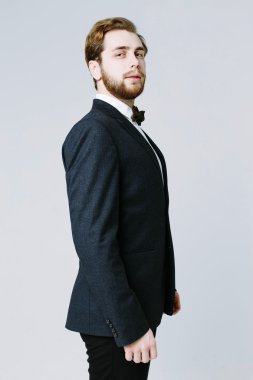 Takım Elbiseli Yakışıklı Adam