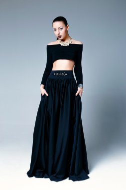 Siyah giysili kadın modeli