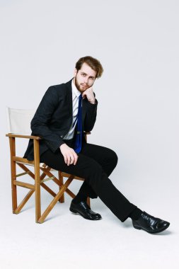 Takım Elbiseli Yakışıklı Adam