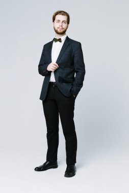 Takım Elbiseli Yakışıklı Adam