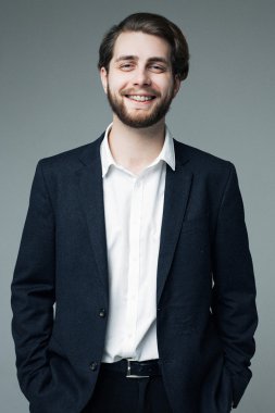 Takım Elbiseli Yakışıklı Adam