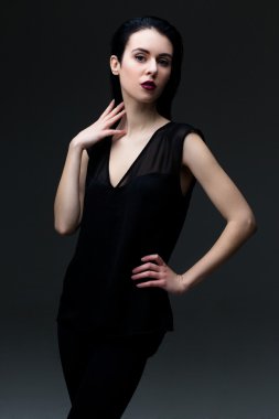 Güzel esmer kadın modeli