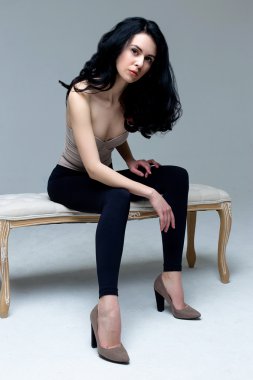 Güzel esmer kadın modeli