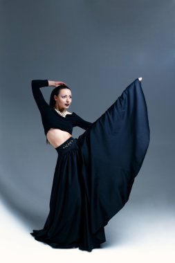 Siyah giysili kadın modeli