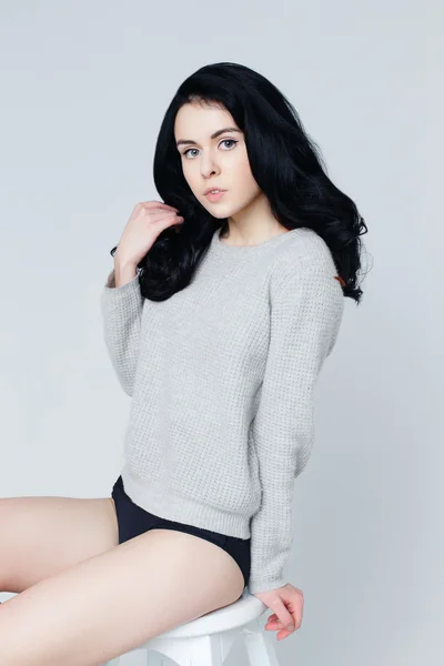 Mooie brunette vrouwelijke model — Stockfoto