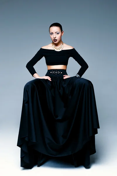 Kvinnlig modell i svarta kläder — Stockfoto