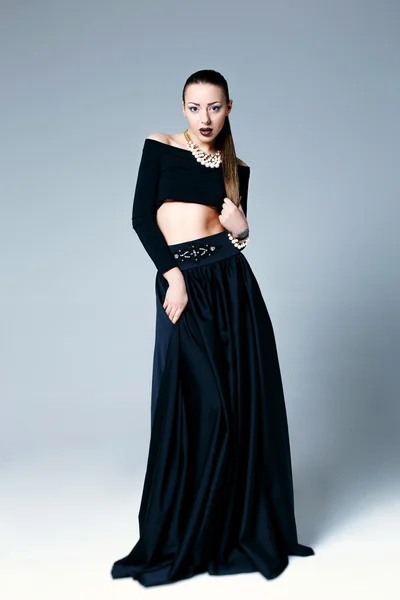 黒い服を着た女性モデル — ストック写真