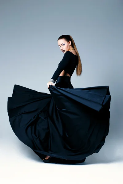 黒い服を着た女性モデル — ストック写真