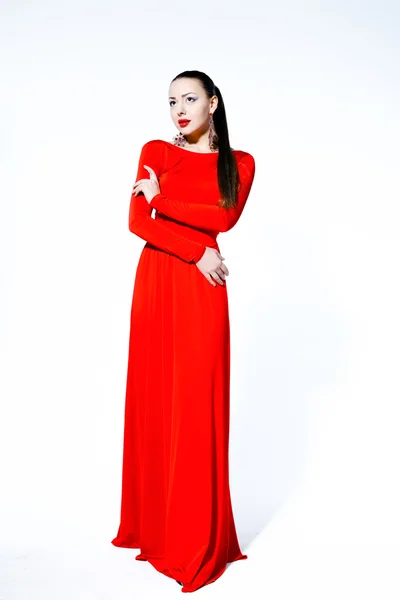 Красивая модель в красном платье — стоковое фото