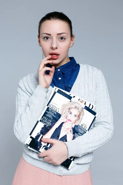 雑誌を持つ若い女 — ストック写真
