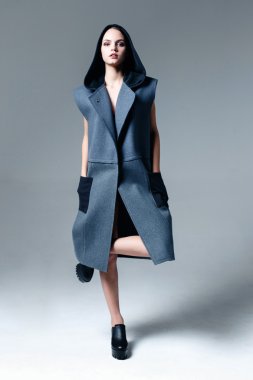 bir ceket giymiş kadın