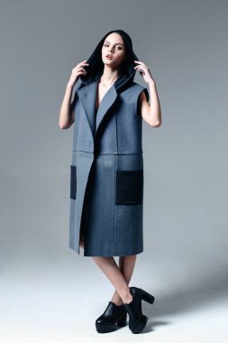 bir ceket giymiş kadın