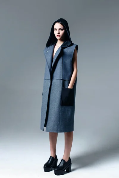 Mujer vestida con un abrigo —  Fotos de Stock