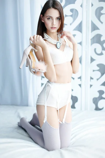 Menina vestida de lingerie — Fotografia de Stock