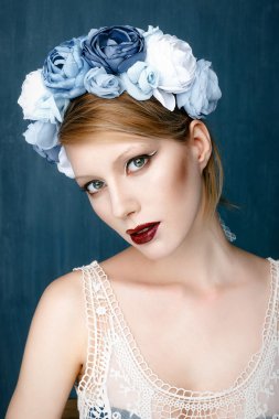 çelenk ile güzel bir kadın