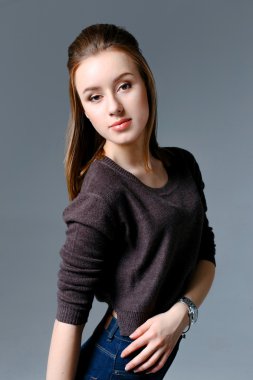 Kot pantolonlu güzel kadın.