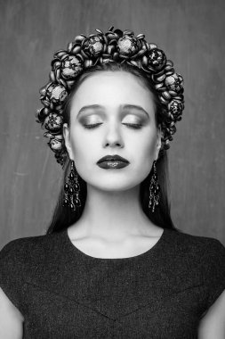 Bir çelenk kadında vardı