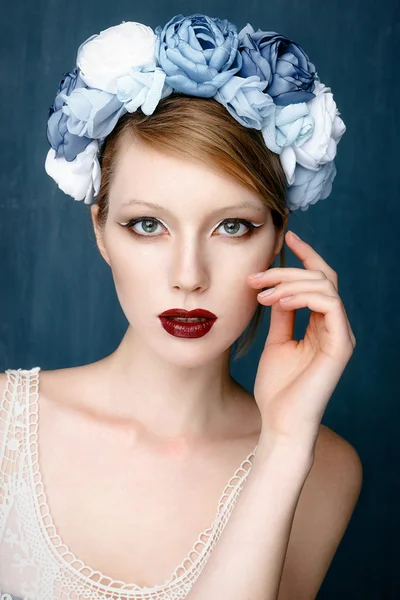 Beautiful woman with wreath — Stock Photo, Image