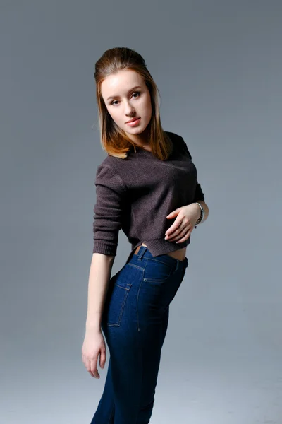 Schöne Frau in Jeans — Stockfoto