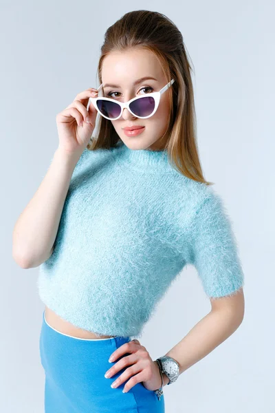 Frau in blauer Kleidung — Stockfoto