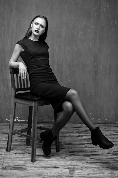 Vacker modell sitter på stol — Stockfoto
