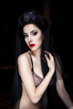 Bir çelenk ile kadın portresi