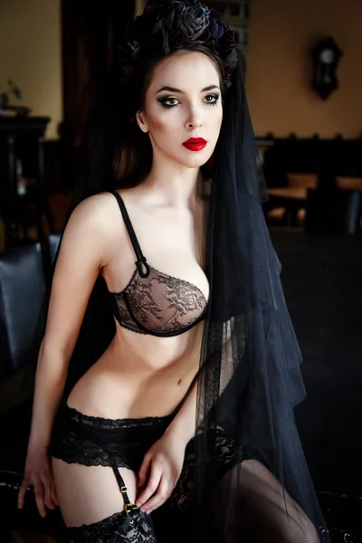 Femme en bas et lingerie — Photo