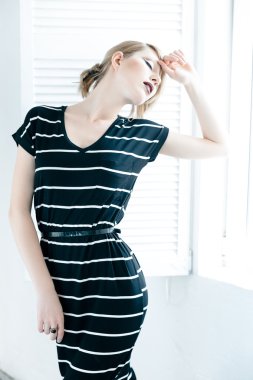 Siyah çizgili giysili bir kadına