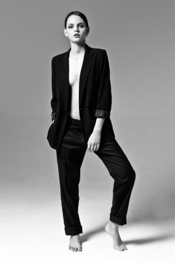 Bir ceket giyen kadın